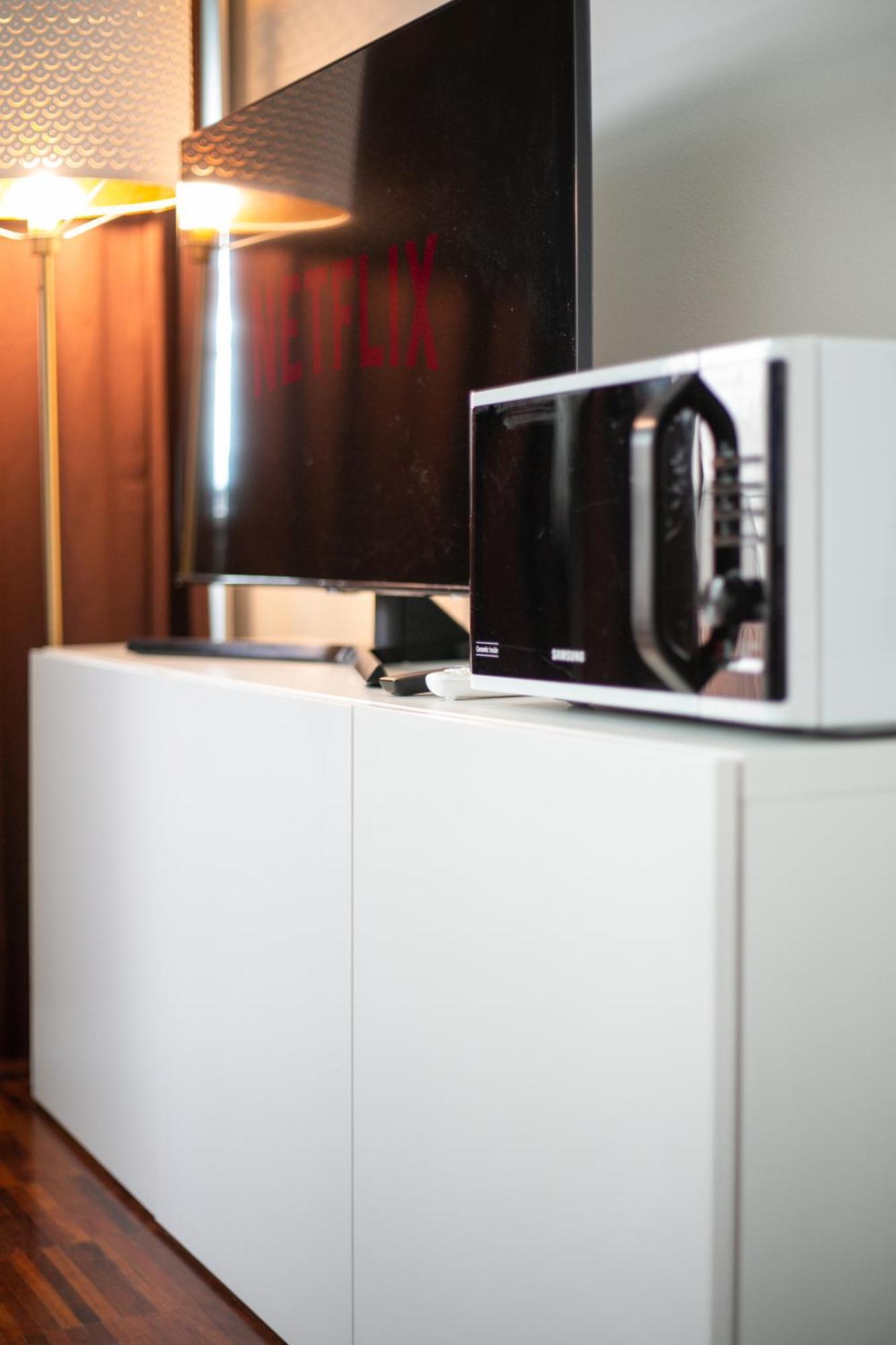 Apartamento White And Brown Exclusive Loft With Terrace - Free Parking - M2 Station Milán Exterior foto